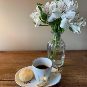 Kit xícara de café com folhagem dourada e pratinho oval