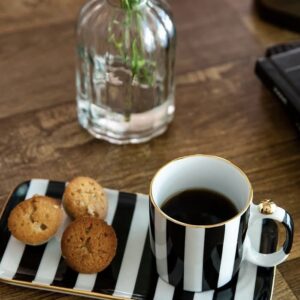 Kit caneca P mais pratinho retangular listrado P&B