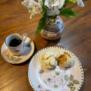 Kit xícara café com pratinho floral em tons de rosa