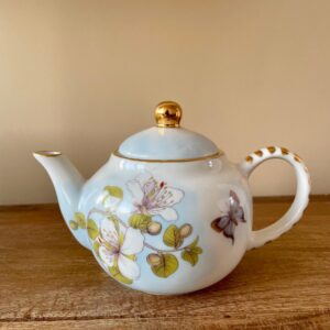 Bule de chá com estampa floral em tons de azul