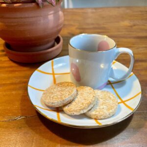 Kit caneca P mais pratinho redondo xadrez laranja