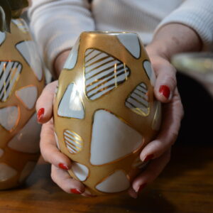 Vaso caramelo com grafismo (P)