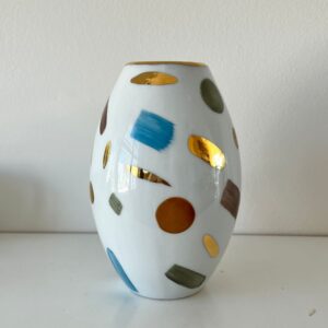 Vaso com pinceladas e bolas coloridas